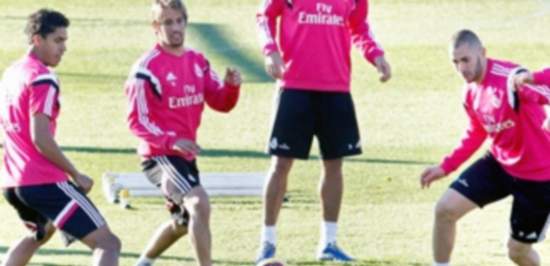 Varane (izquierda) y Pepe (centro) podrían formar la pareja de centrales. / EFE