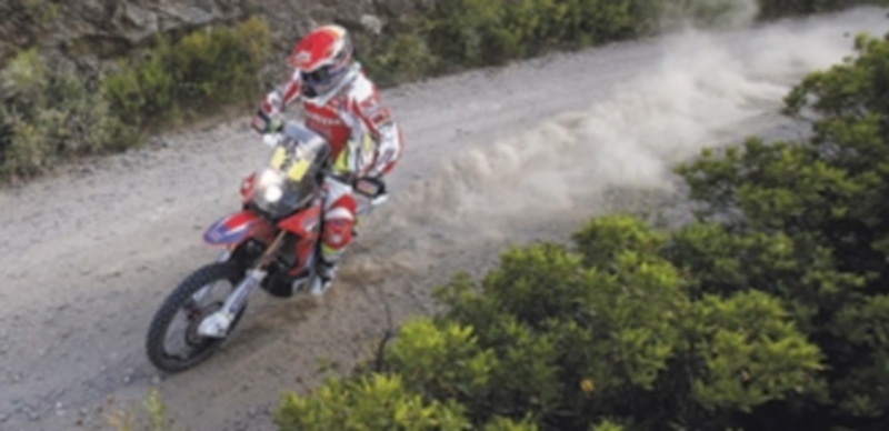 El piloto español Joan Barreda (Honda) aventaja en más de cinco minutos en la general de motos a Paulo Gonçalves. / EFE