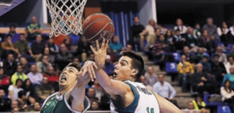 Ryan Toolson (izq) intenta anotar ante la defensa de Willy Hernangómez. / EFE