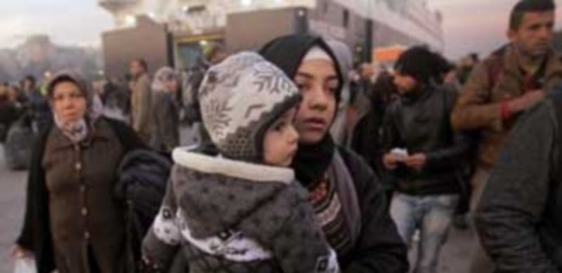 Un grupo de inmigrantes desembarca de un ferry a su llegada al puerto de El Pireo procedentes de la isla de Lesbos. / Efe