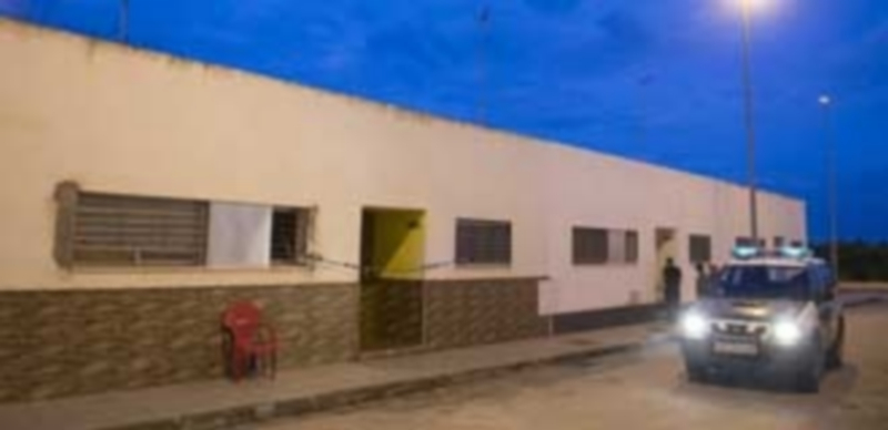 Prisión para los tres detenidos por el asesinato de la joven de Sevilla 1 Domicilio de la calle Gerardo Diego de la localidad sevillana de La Rinconada donde apareció el cadáver de la mujer. / Efe