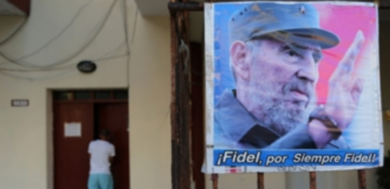Decenas de ciudadanos cubanos celebraron el cumpleaños del expresidente con carteles repartidos por La Habana. / EFE