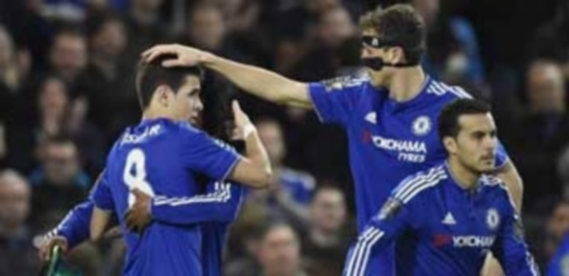 El jugador del Chelsea Óscar (izq.) celebra uno de los goles ‘blues’ en el triunfo sobre el Sunderland tras la destitución de José Mourinho como entrenador. / Efe