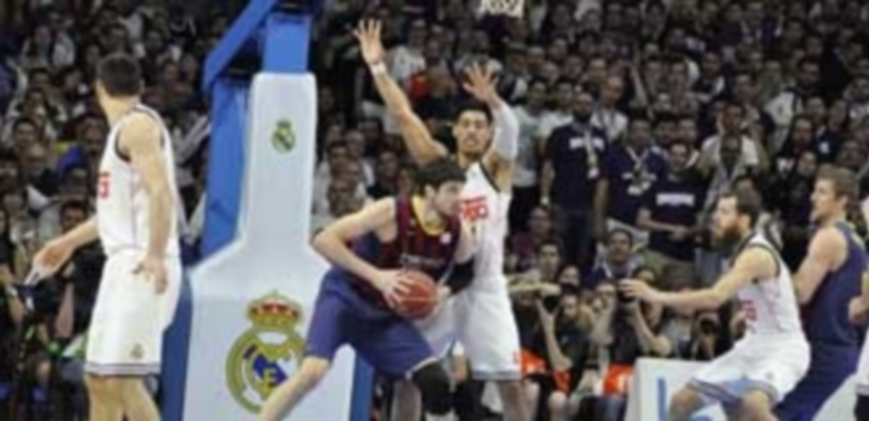 Tomic protege el balón ante la defensa de Ayón