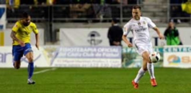 Denis Cheryshev (derecha) salió en el once titular en el partido de ida de los dieciseisavos de final que disputaron Real Madrid y Cádiz / EFE