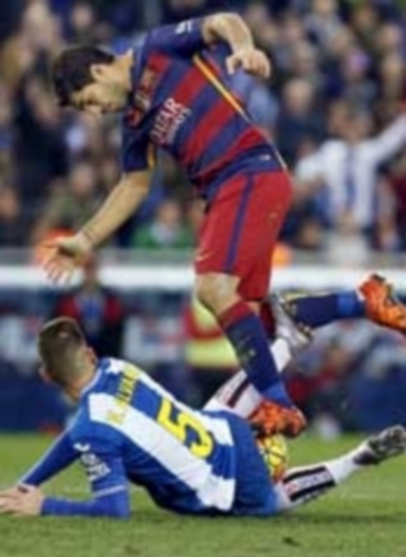 Víctor Álvarez y Luis Suárez pugnan por el balón durante el partido del sábado. / EFE