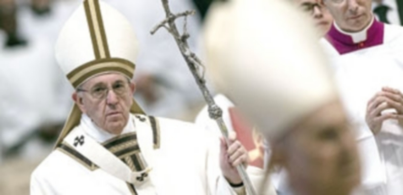 El papa Francisco celebró la Santa Misa Crismal del Jueves Santo en la basílica de San Pedro del Vaticano. / Efe