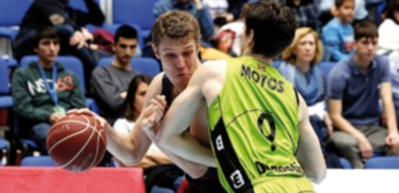 El alero del FC Barcelona Aleksandar Vezenkov (i)