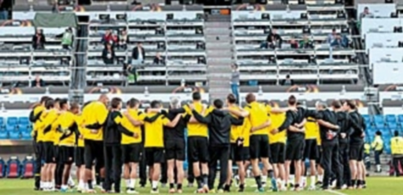 Los jugadores y el cuerpo técnico del Sevilla se conjuran en el estadio St.Jakob Park de Basilea