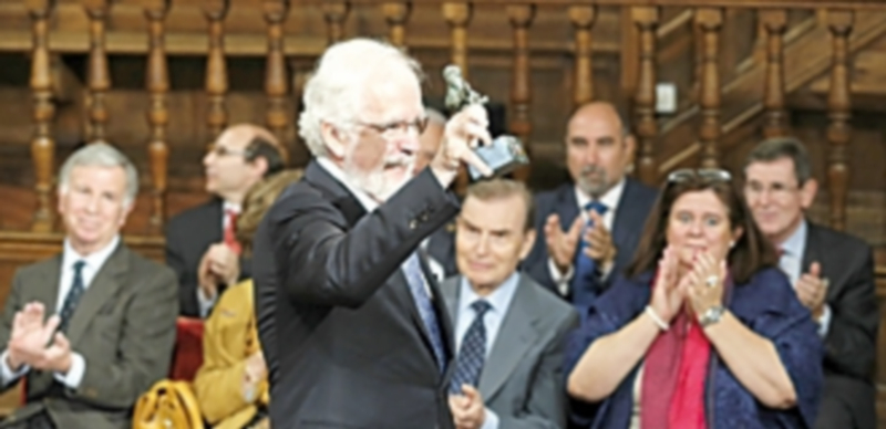 El Rey Felipe VI hizo entrega del Premio Iberoamericano de Humor Gráfico a Antonio Fraguas ‘Forges’. / Efe