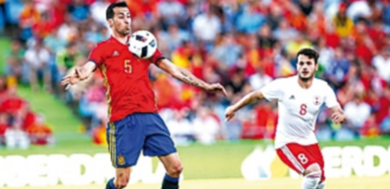 Busquets: «Si hay alguna selección en la que se puede confiar es ésta» 1 Sergio Busquets controla el balón en el partido de ayer contra Georgia. / EFE