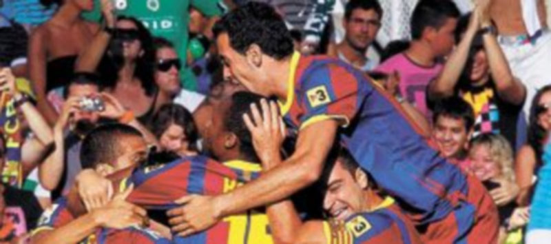 Los jugadores del conjunto azulgrana festejan el primer triunfo liguero. / EFE