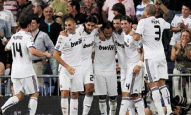 Los jugadores del Real Madrid celebran su gol inaugural en la Liga