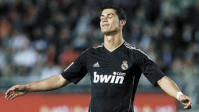 Cristiano Ronaldo se desespera tras fallar una ocasión ante la meta local. / Reuters