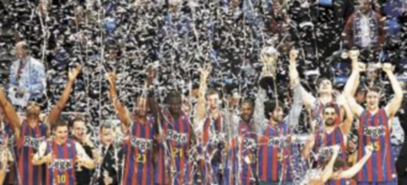 Los jugadores del Barcelona festejan la conquista sellada en el Palacio de Deportes de la Comunidad de Madrid. / Efe.