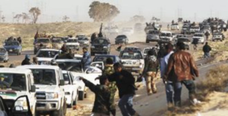 Las fuerzas rebeldes se reagrupan después de enfrentarse con las tropas leales a Gadafi cerca de la localidad libia de Ajdabiya. / GORAN TOMASEVIC (Reuters)