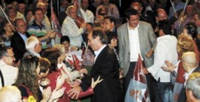 José Antonio Alonso y Óscar López saludan a los simpatizantes del PSOE en el mitin celebrado en el Teatro Liceo de Salamanca. / Miriam Chacón (Ical)