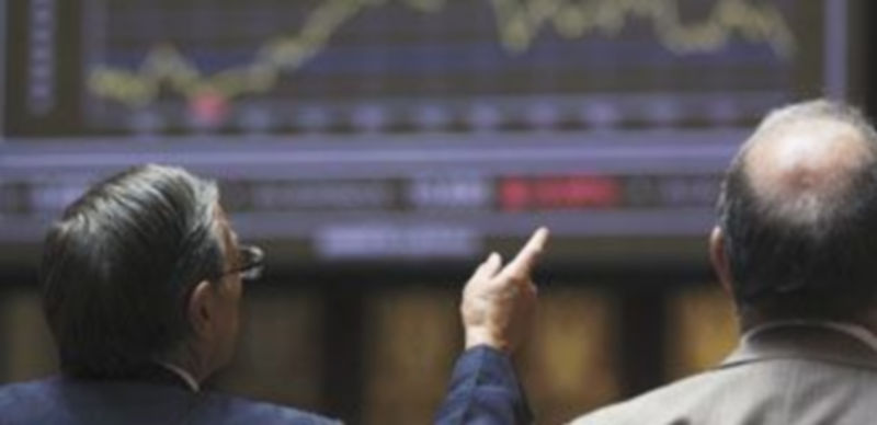 La tensión se apoderó ayer de nuevo de los inversores después de que la agencia de calificación de riesgos Moody’s anunciara la nota ‘AAA’ a EEUU. / Sergio Pérez (Efe)