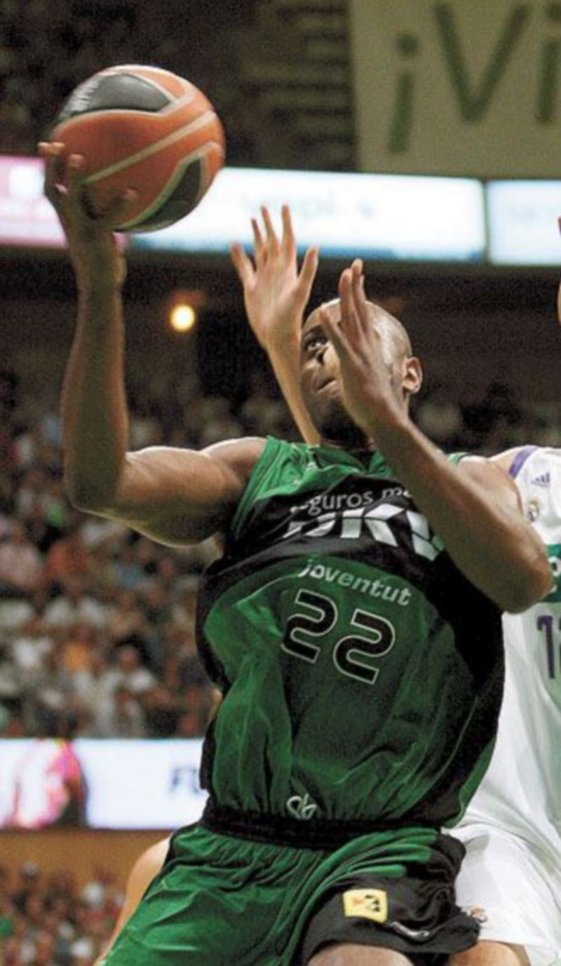 Moiso lanza a canasta durante el duelo ante el Madrid. / EFE