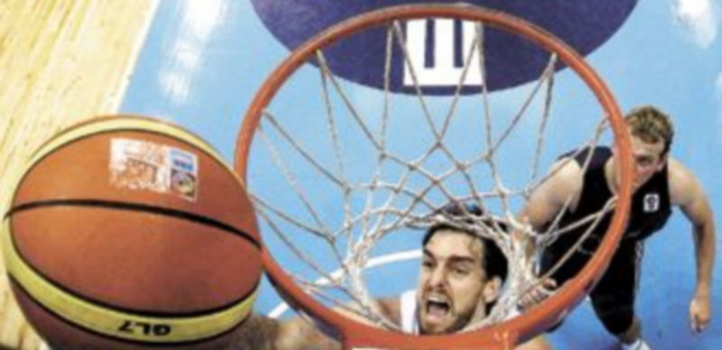 Pau Gasol se abalanza sobre la canasta de Gran Bretaña presionado por Clark en una de las buenas acciones que protagonizó el ala-pívot español. / Efe.