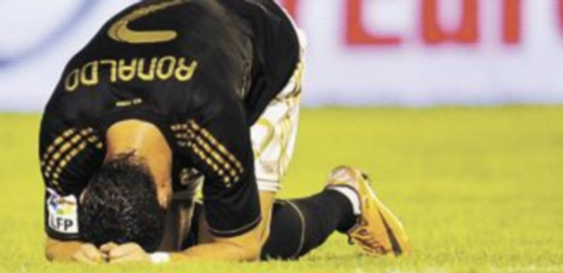 El portugués Cristiano Ronaldo se lamenta tras fallar una ocasión de gol ante la meta defendida por Toño. / Reuters.