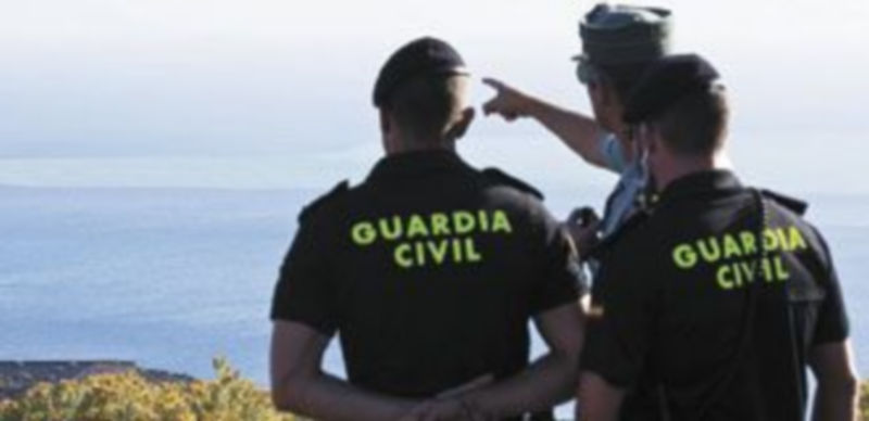 Tres agentes de la Benemérita observan