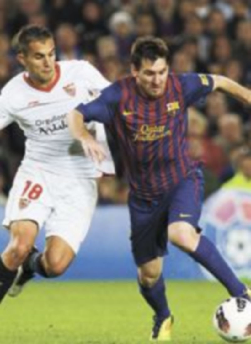 Andrés Iniesta observa como el portero del Sevilla