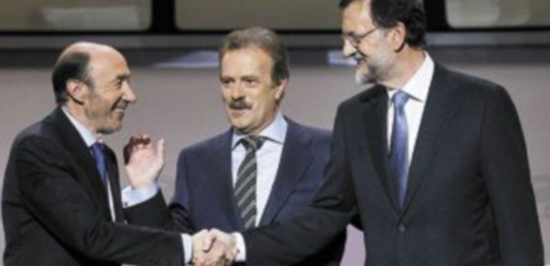 Alfredo Pérez Rubalcaba estrecha la mano de Mariano Rajoy en presencia de Manuel Campo Vidal. / Efe