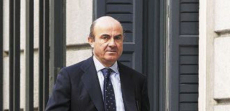 El ministro Luis de Guindos tiene ante sí una ardua tarea. / Reuters
