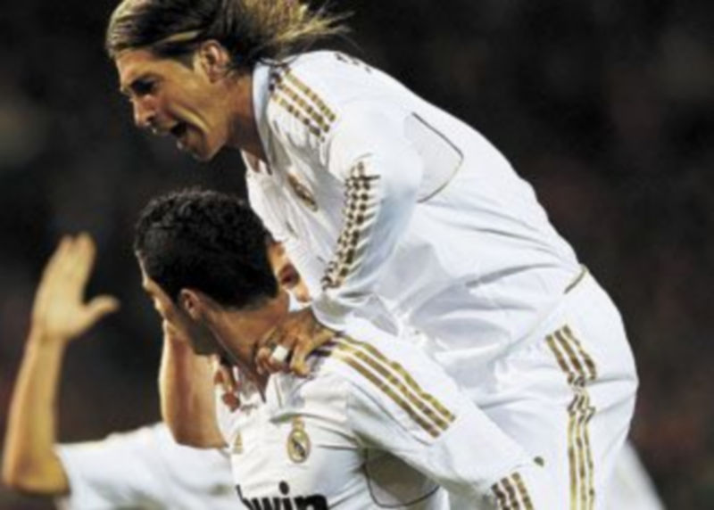 Sergio Ramos felicita a Cristiano Ronaldo después de que el luso marcara el segundo. / Reuters