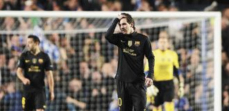 Messi se lamenta de una de las numerosas ocasiones de gol que el Barcelona no supo finalizar ayer en la ida de las semifinales de la Liga de Campeones. / Reuters.