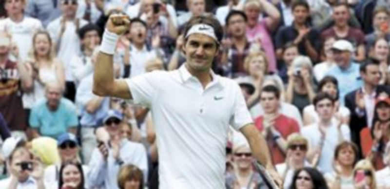 El suizo Roger Federer saluda al público congregado en la pista central al terminar su encuentro. / Reuters