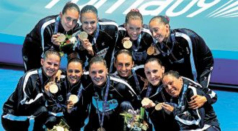 Las ‘sirenas’ nacionales posan con sus medallas de oro tras bajar del podio. /EFE
