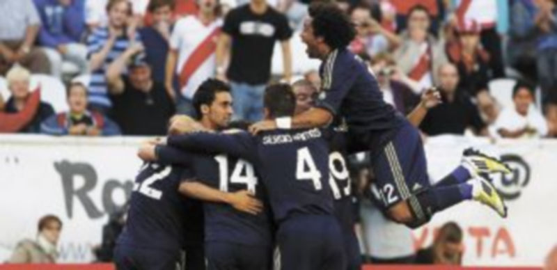 Los jugadores blancos se abrazan tras el gol de Benzema