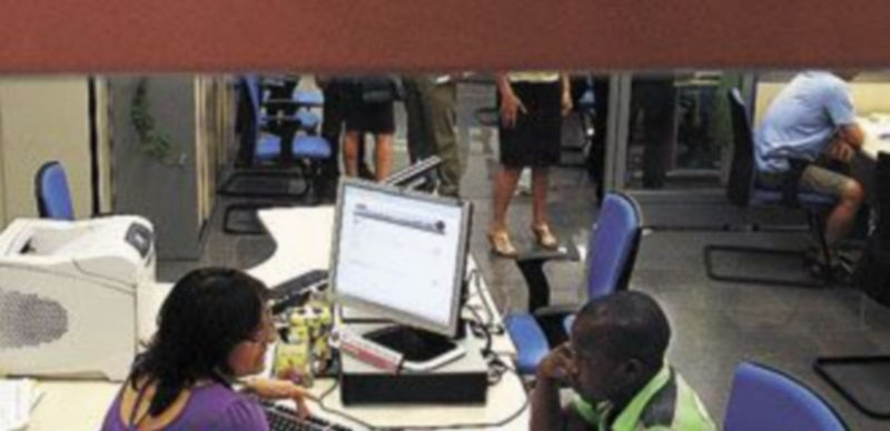Un ciudadano hace una consulta sobre trabajo en una oficina de Empleo. / Reuters