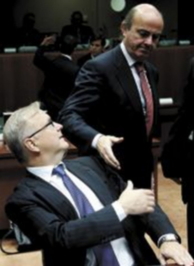De Guindos saluda a Oli Rehn