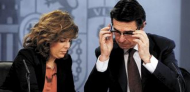 La vicepresidenta Soraya Sáenz de Santamaría y el ministro de Industria