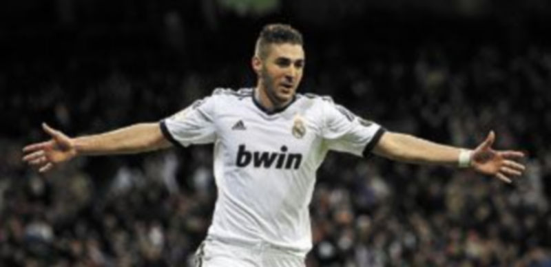 El francés Karim Benzema abrió el marcador en el Santiago Bernabéu en el minuto 36. / AFP