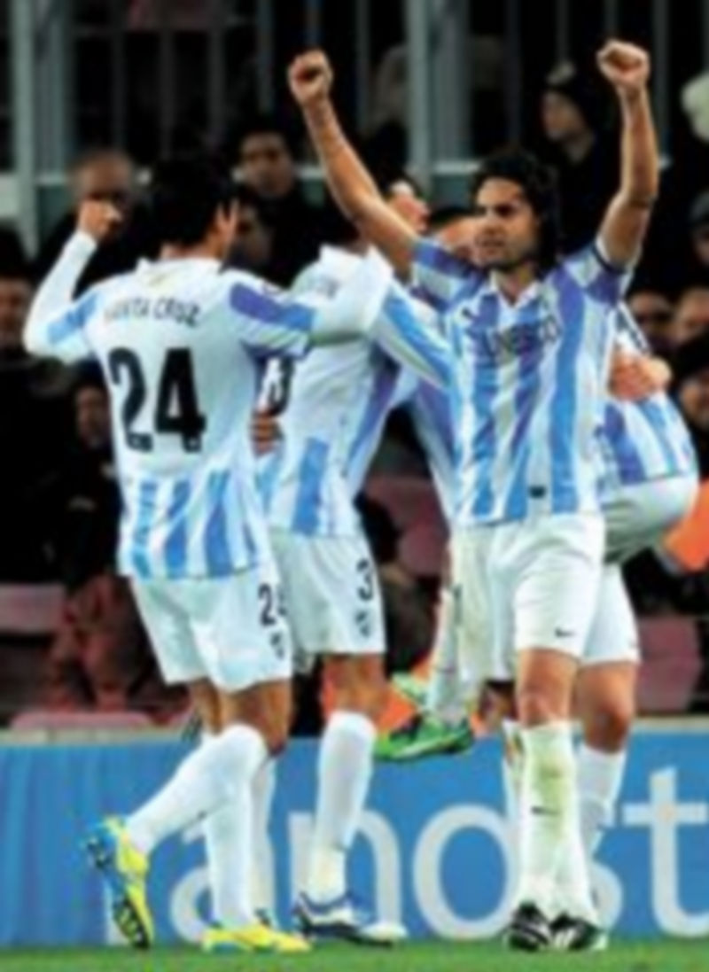 Los jugadores blanquiazules festejan el tanto de Camacho. / AFP