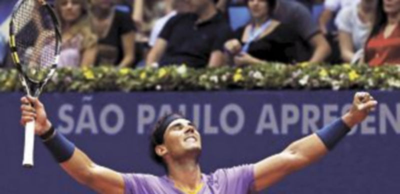 El zurdo de Manacor festeja su triunfo dos semanas después de su regreso a las pistas. / Reuters