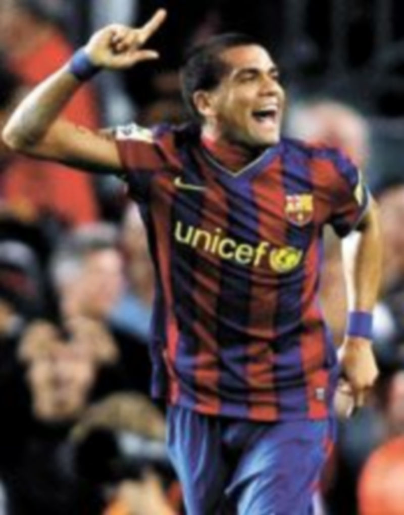 Dani Alves celebra su gol