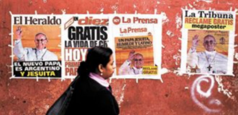 Varias portadas de periódicos recogen la noticia de la nueva elección del Pontífice.