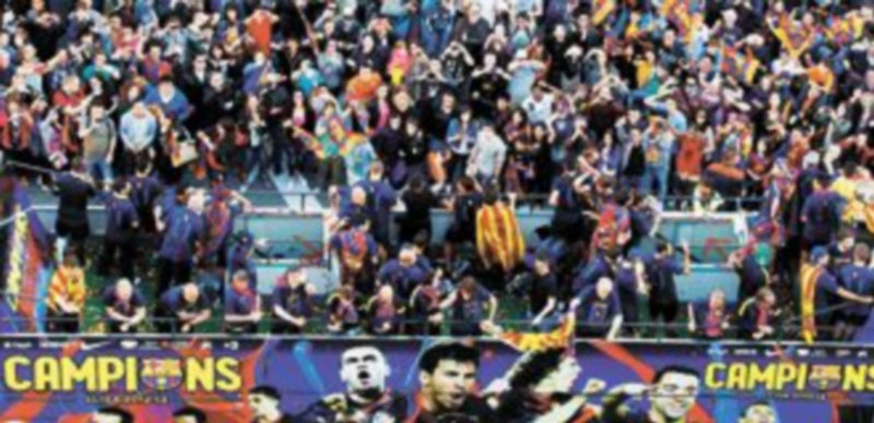 La gente se echó a la calle para presenciar el desfile./ Reuters