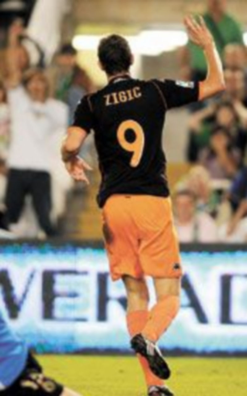 Zigic dio los tres puntos al bloque de Unai Emery. /REUTERS