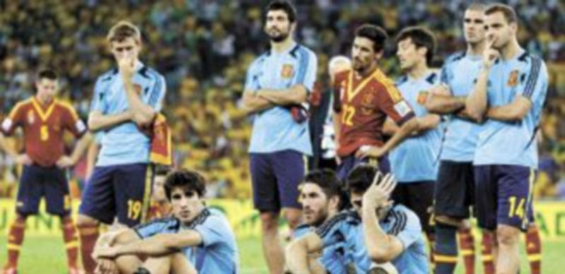 ´Los jugadores del combinado nacional aguantaron la celebración de los ‘cariocas’ sobre el césped. / Efe