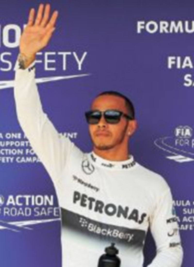 Hamilton saluda al público al término de la clasificación. / B. Szabo (Reuters)