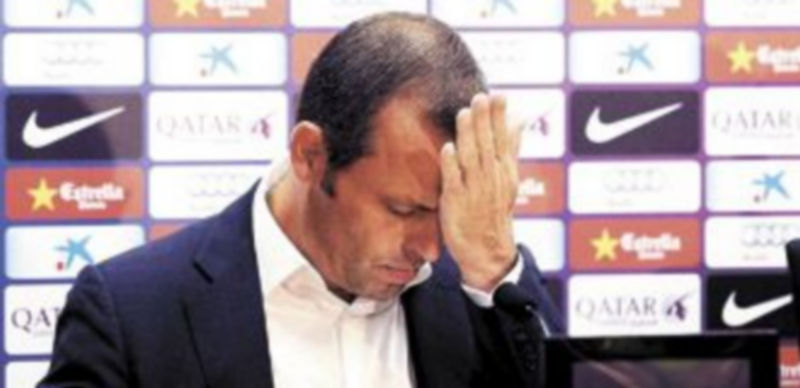 El mandatario azulgrana comunicó en rueda de prensa que Vilanova no podía seguir al frente del equipo porque era incompatible con el tratamiento del cáncer. / Efe