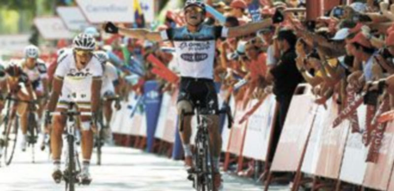 El corredor centroeuropeo levanta los brazos en la meta de la localidad sevillana de Mairena del Aljarafe. / Efe