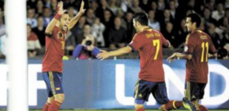 Jordi Alba inauguró el marcador en Helsinki con un gran gol tras un espectacular pase de Fábregas que el lateral azulgrana acertó a colocar entre los tres palos. / Efe