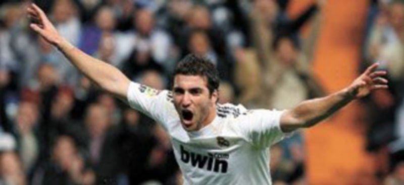 Higuaín acabó con la resistencia del adversario en el Santiago Bernabéu. / EFE